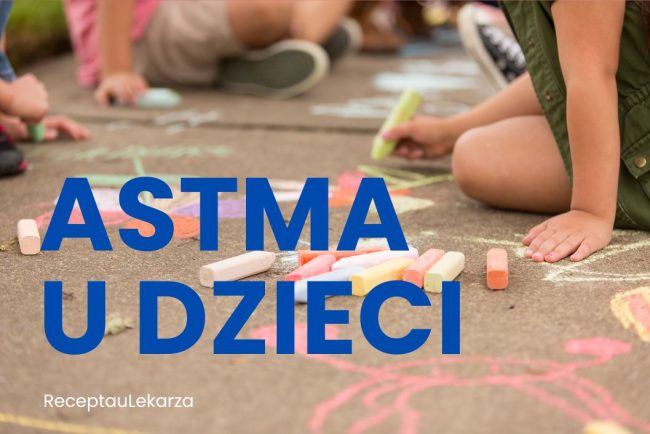 dzieci bawiące się kredą na podwórku z naniesionym napisem astma u dzieci
